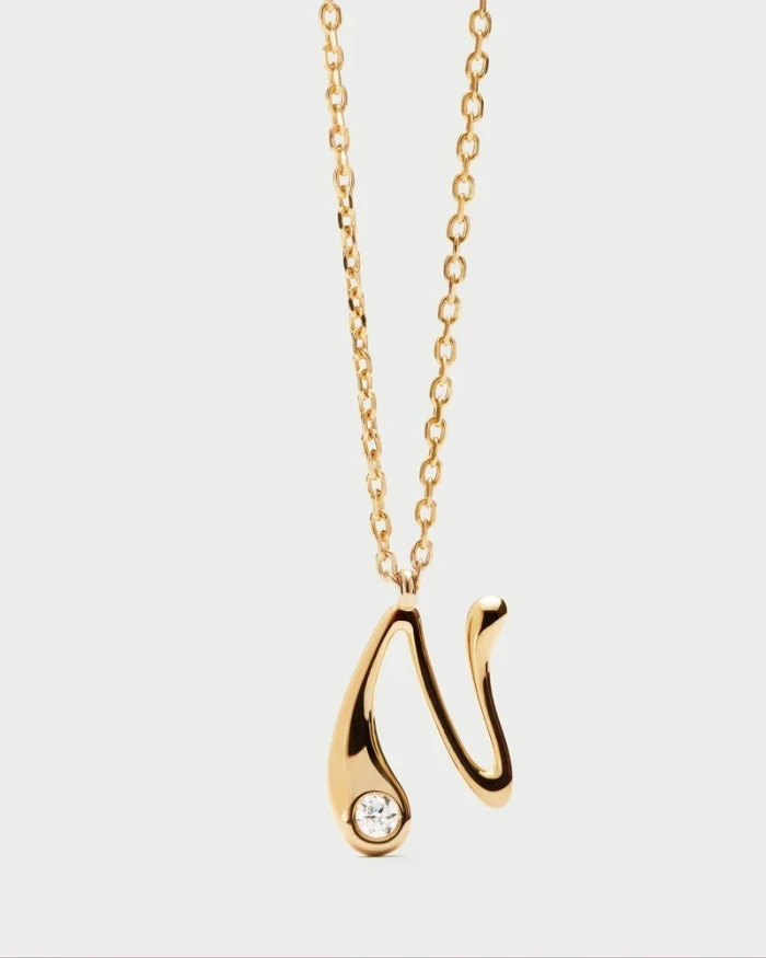 Collar de plata de ley con baño de oro y colgante de inicial N en suaves líneas curvas