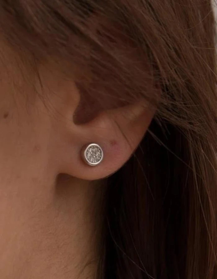 Pendientes brillantes pequeños estilo dormilonas