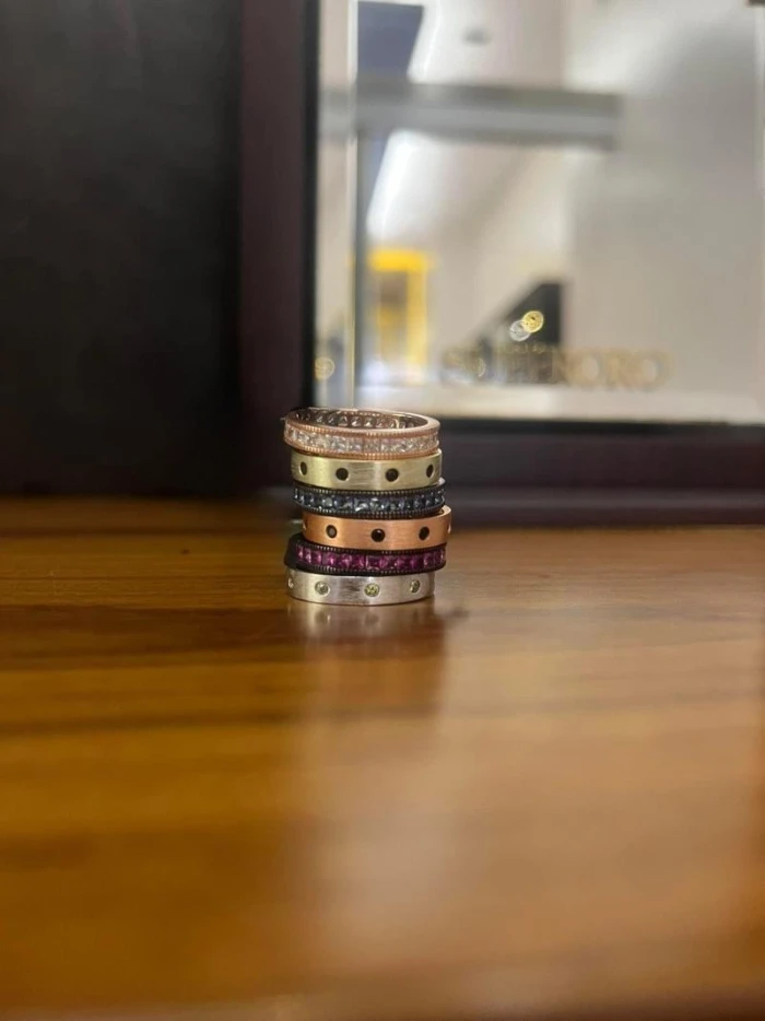 SORTIJA PLATA CHAPADO DORADO MATE CIRCONITAS NEGRAS