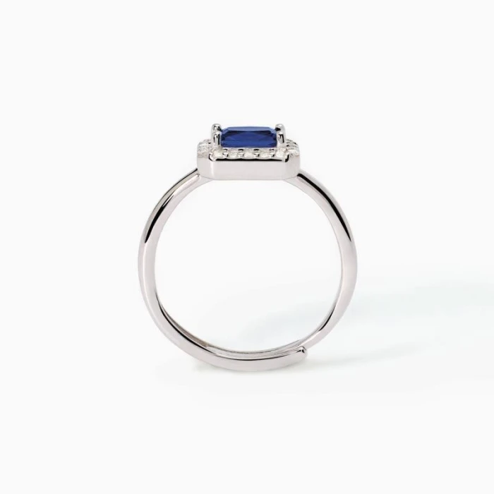 Anillo de plata con zafiro sintético y circonitas.