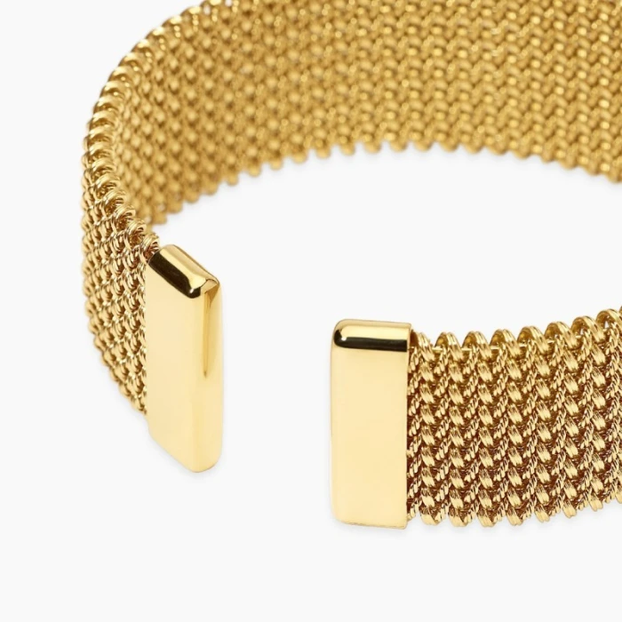 Pulsera cuff dorada con malla mesh