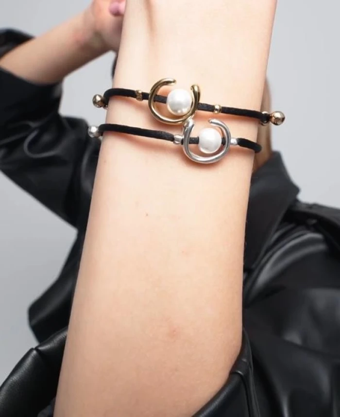 Pulsera de hilo negro con perla shell fornitura bañada en plata de ley.