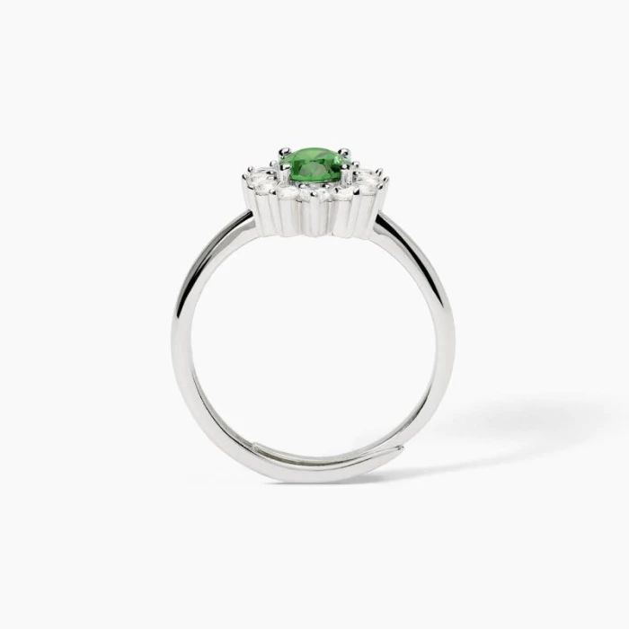 Anillo de plata con esmeralda sintética ovalada.¿FRESCO O RETRO?