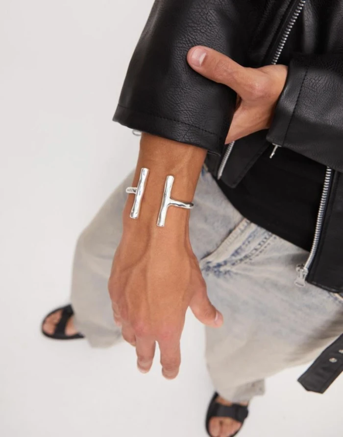 Pulsera rigida bañada en plata de ley y dos tubos largos en extremos