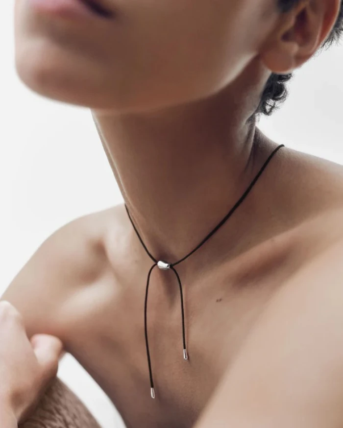Collar Rodeo de plata con cordón negro