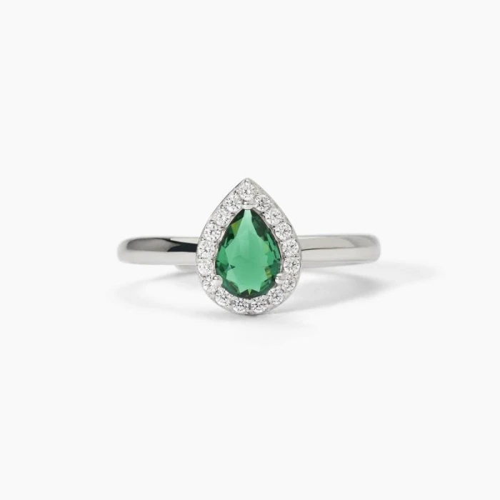Anillo de plata con esmeralda sintética.