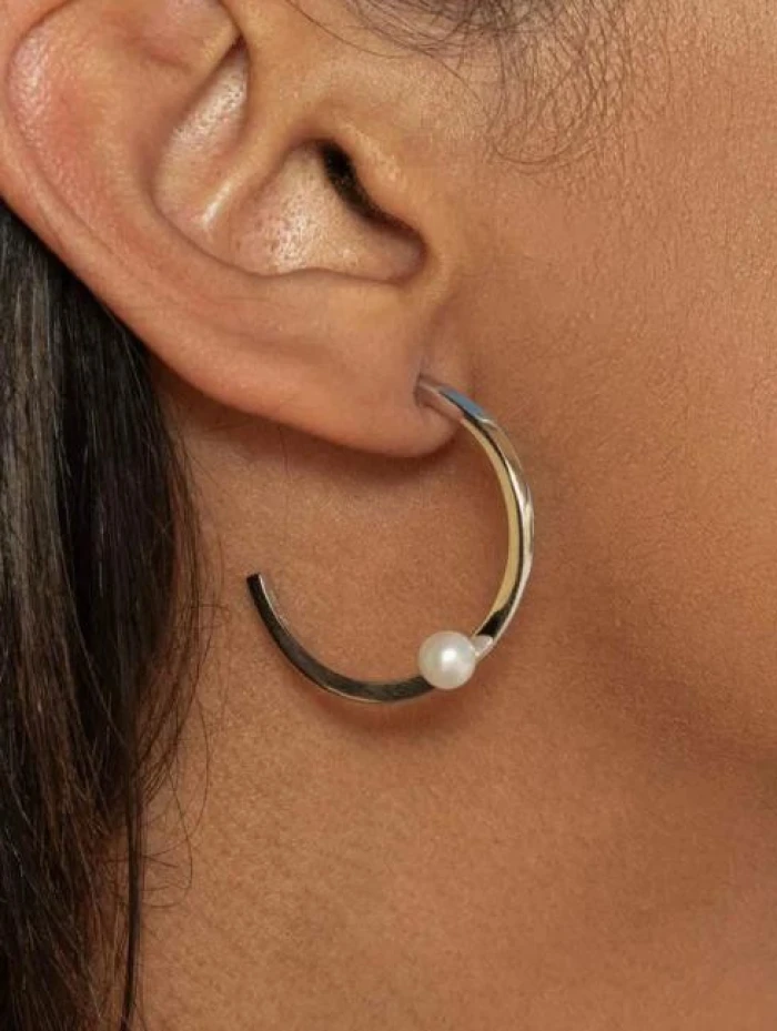 Pendientes aro con perla de diseño minimalista