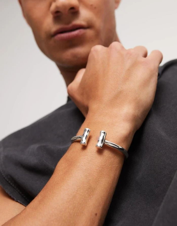 Pulsera rigida bañada en plata de ley y dos tubos en sus extremos