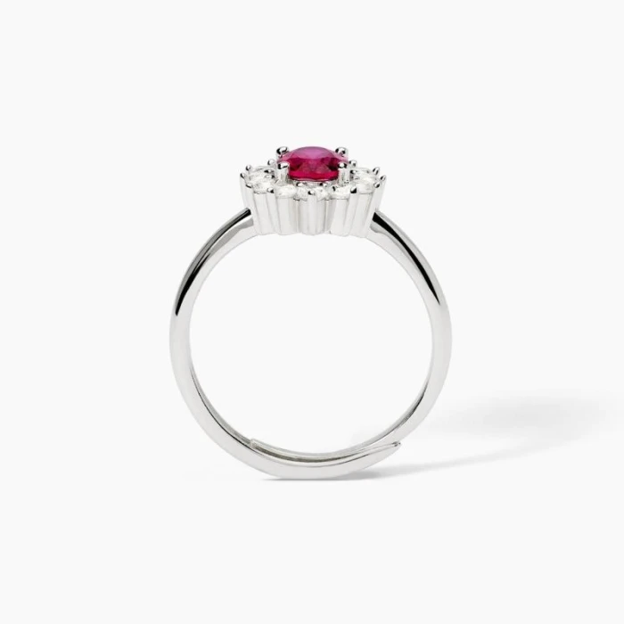 Anillo de plata con rubí sintético ovalado.