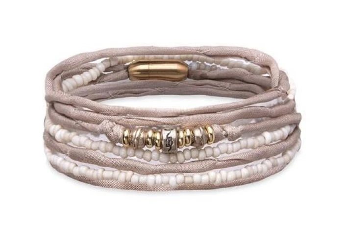 Pulsera doble de seda beige con piezas de bronce