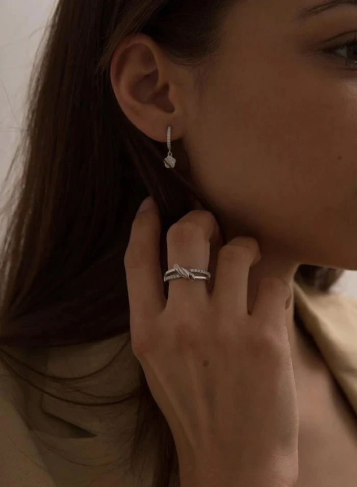 Pendientes aros con colgantes y charm en forma de flor con circonitas