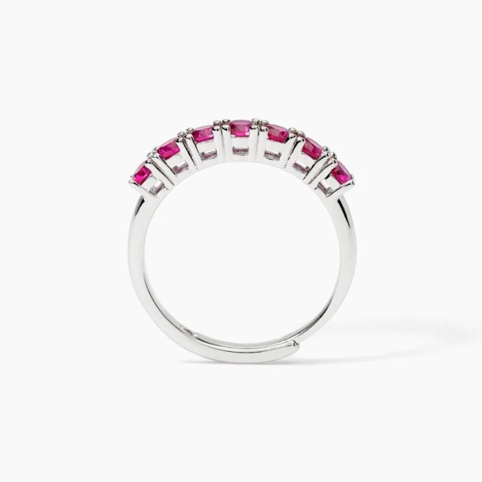 Anillo de plata con rubíes sintéticos.