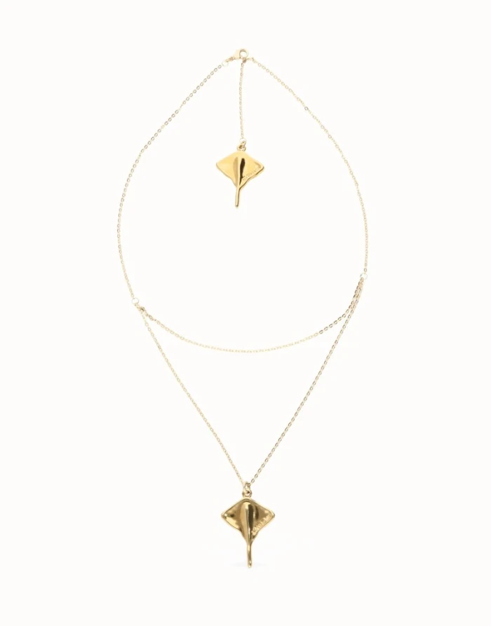 Colgante doble bañado en oro 18k con mantarraya