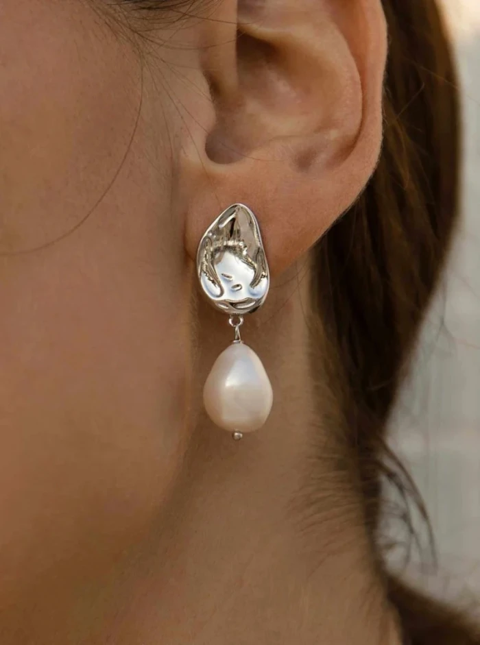 PENDIENTES DE PERLA  DISEÑO LIQUIDO IRREGULAR