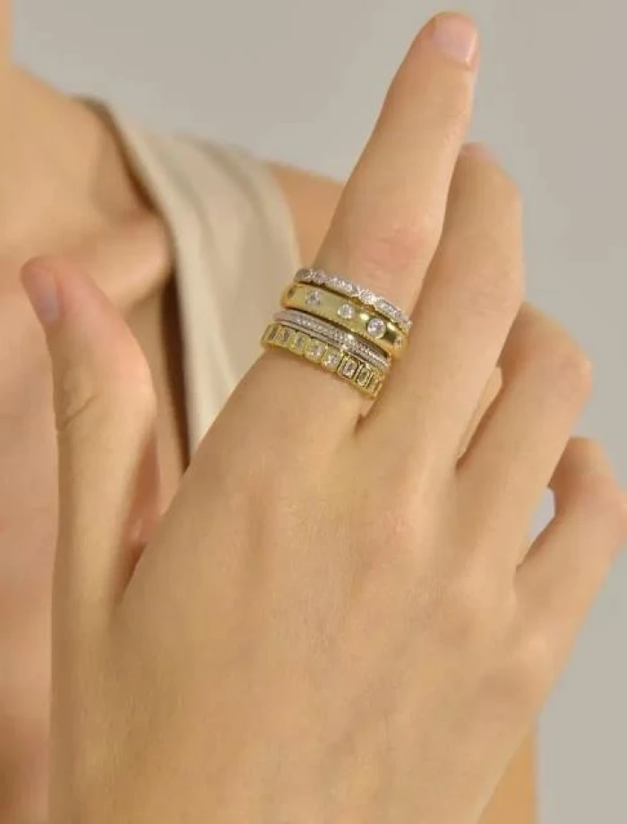 SORTIJA PLATA CHAPADO DORADO CIRCONITAS BLANCAS RECTANGULAR