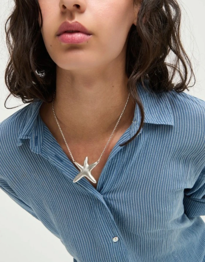 Collar medio bañado en plata con estrella de mar