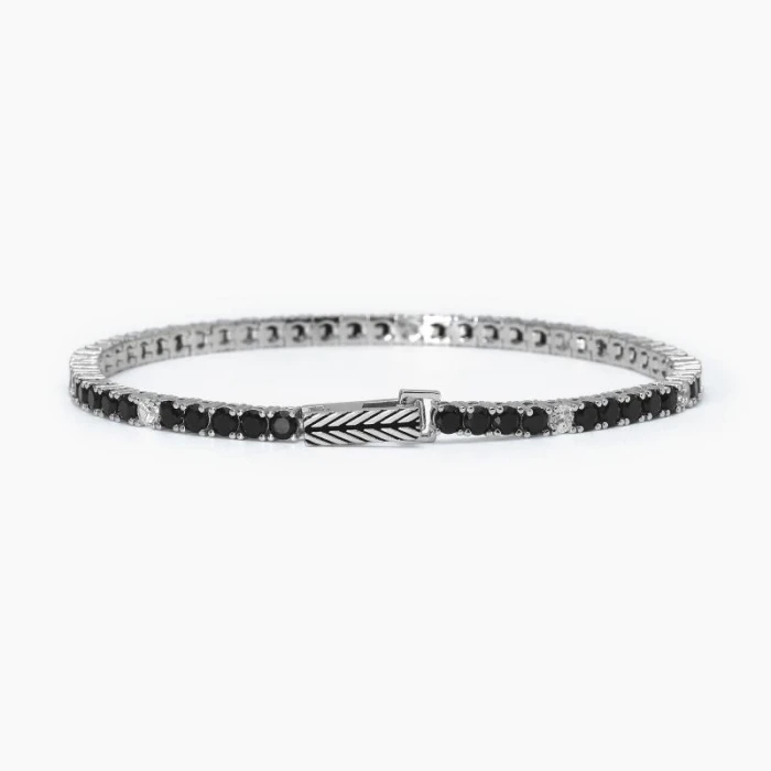 Pulsera de tenis en blanco y negro.