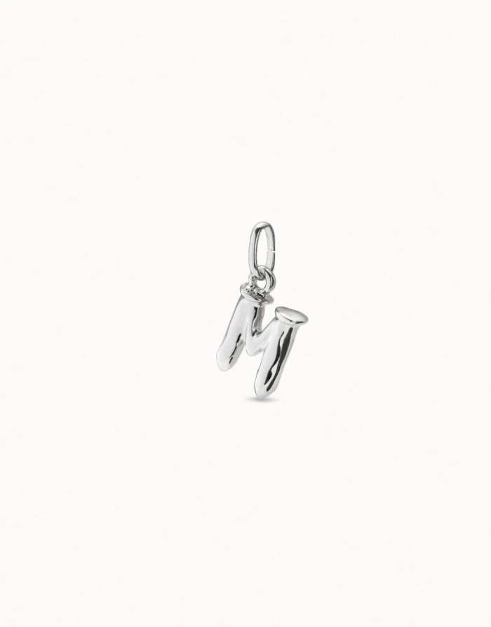 Charm bañado en plata de ley de letra M