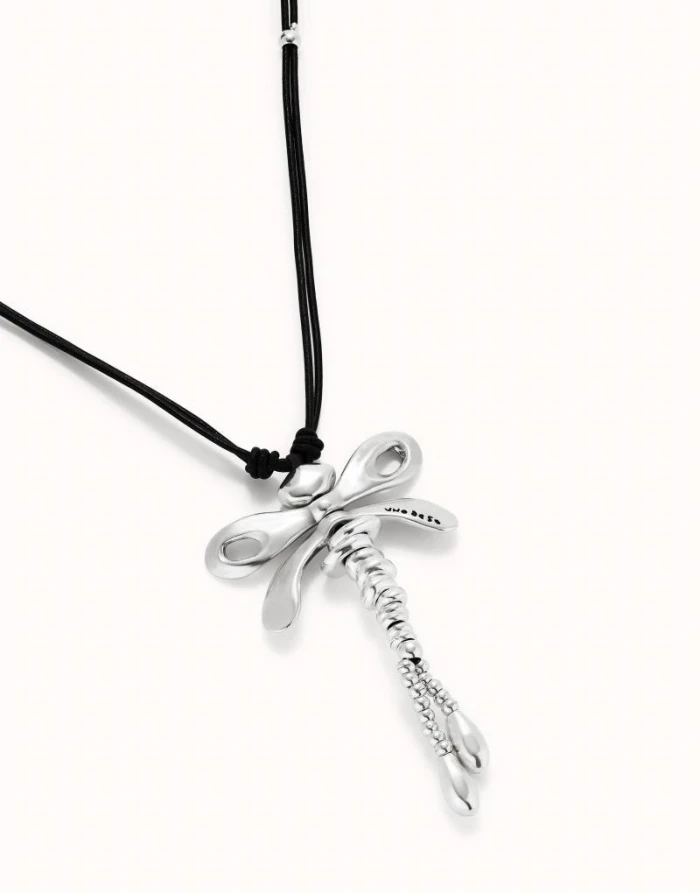 Collar largo de cuero con libélula central bañado en plata de ley