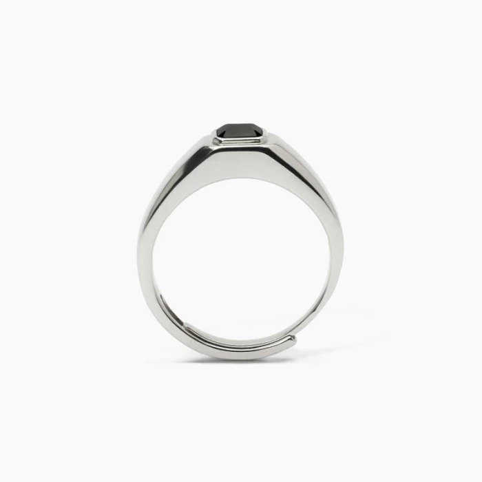 Anillo de plata con circonita negra.