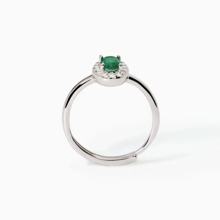 Anillo de plata con esmeralda sintética y circonitas.