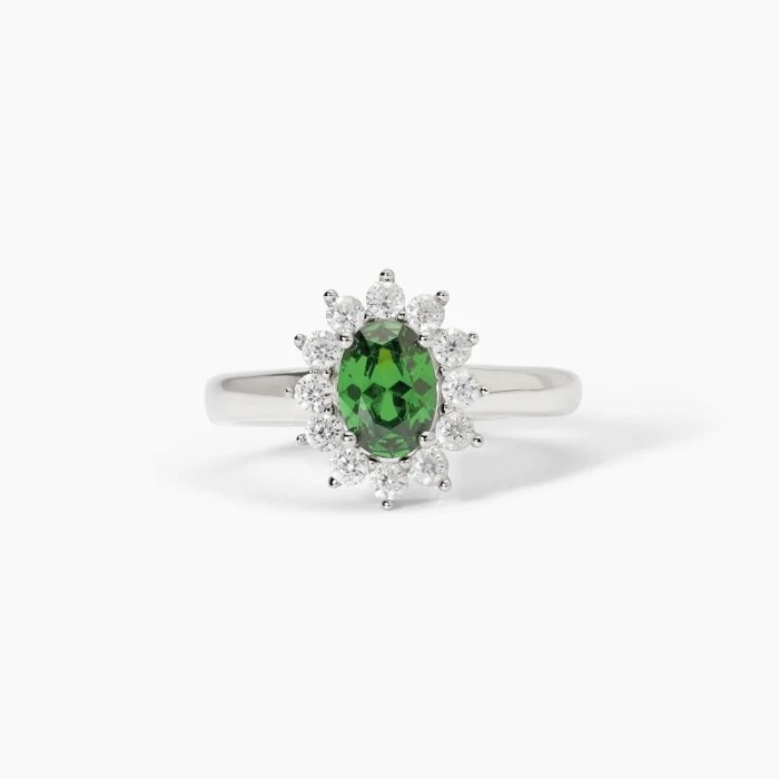 Anillo de plata con esmeralda sintética ovalada.¿FRESCO O RETRO?