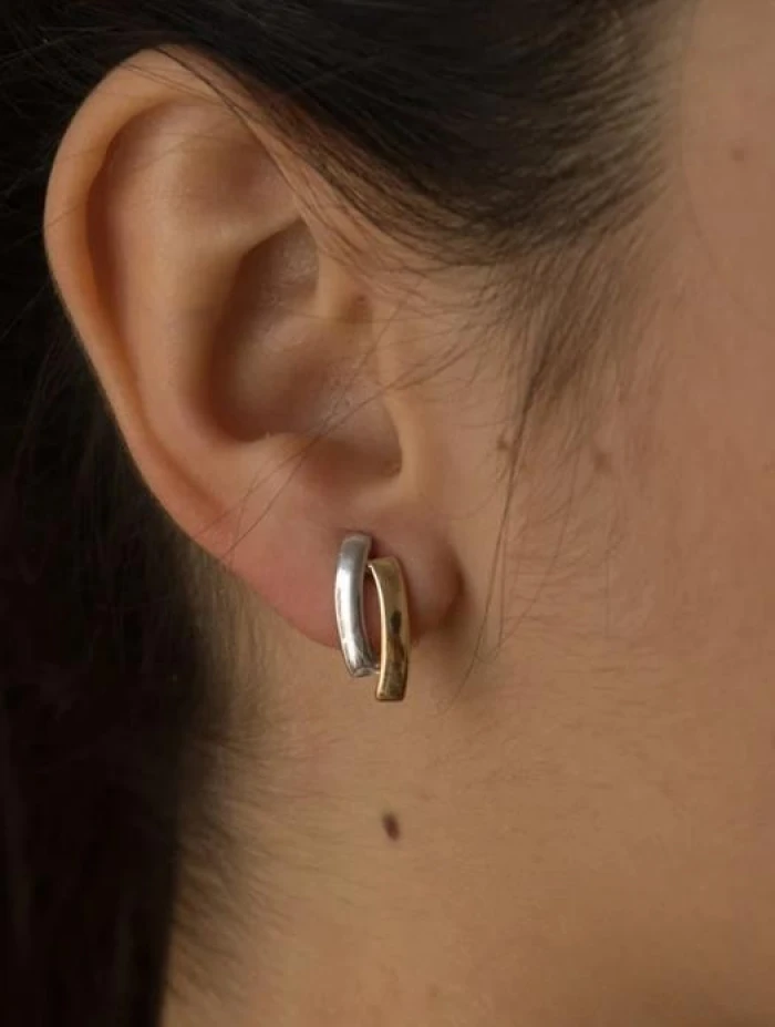 Pendientes cierre omega bicolores diseño convexo