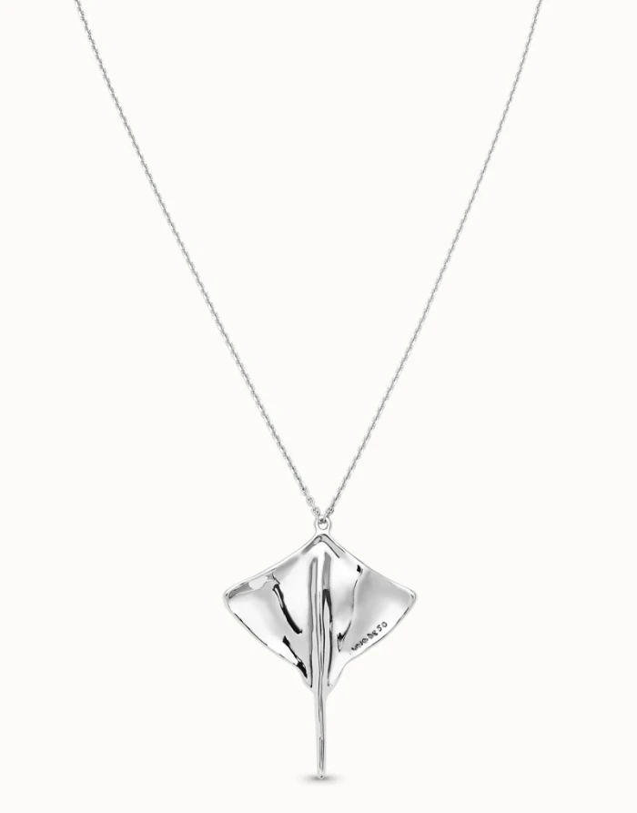 Colgante con cadena larga bañado en plata de ley y mantarraya