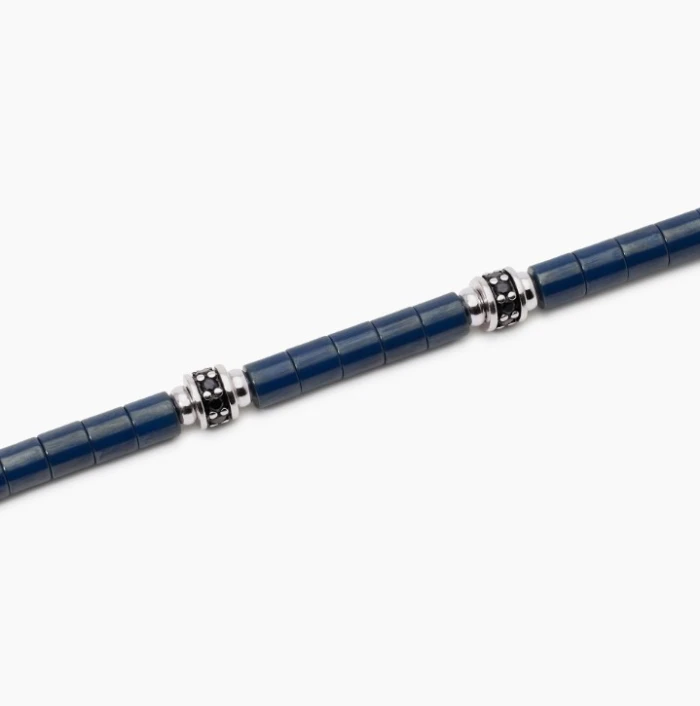 Pulsera de hombre con elementos de cerámica azul.Parada en boxes