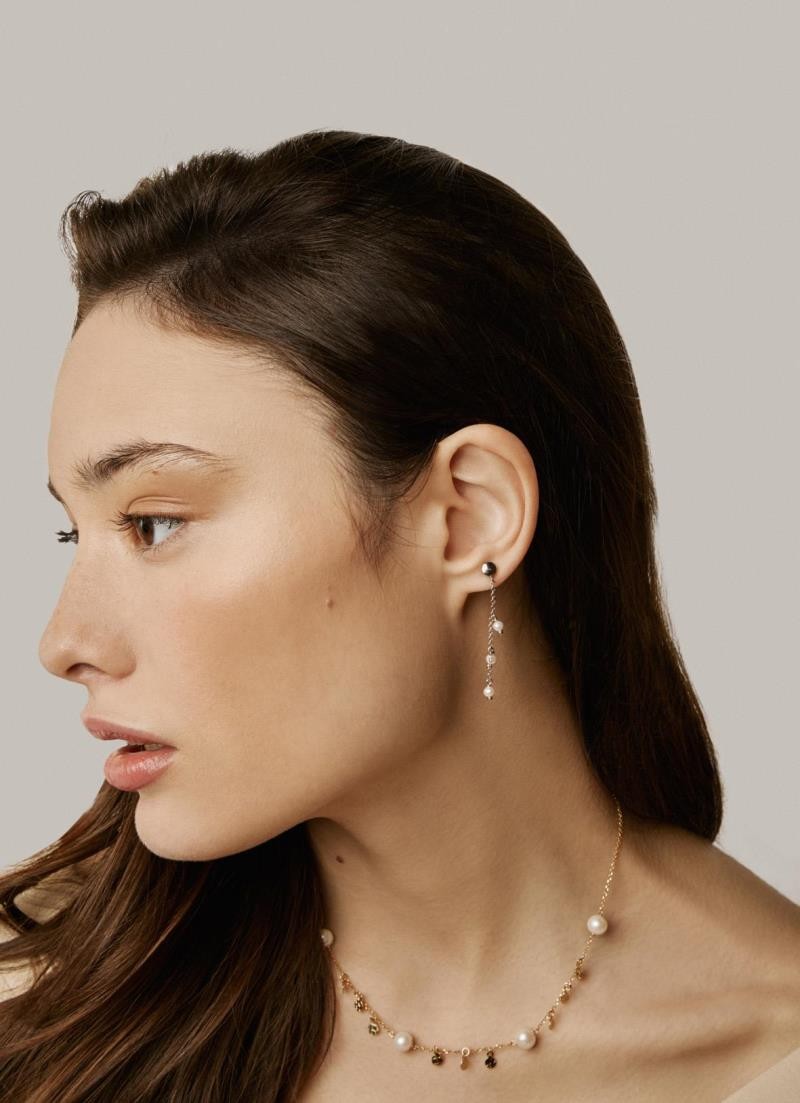 Pendientes Durán Exquse realizada en plata 925 bañada en oro de la colección Pearl con perlas naturales