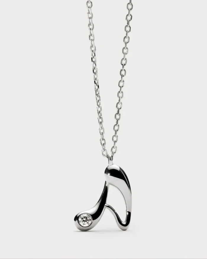 Collar con colgante de plata con la inicial A