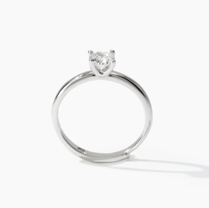 Anillo solitario de plata con circonita