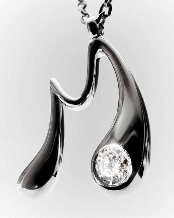 Collar con colgante de plata con la inicial M