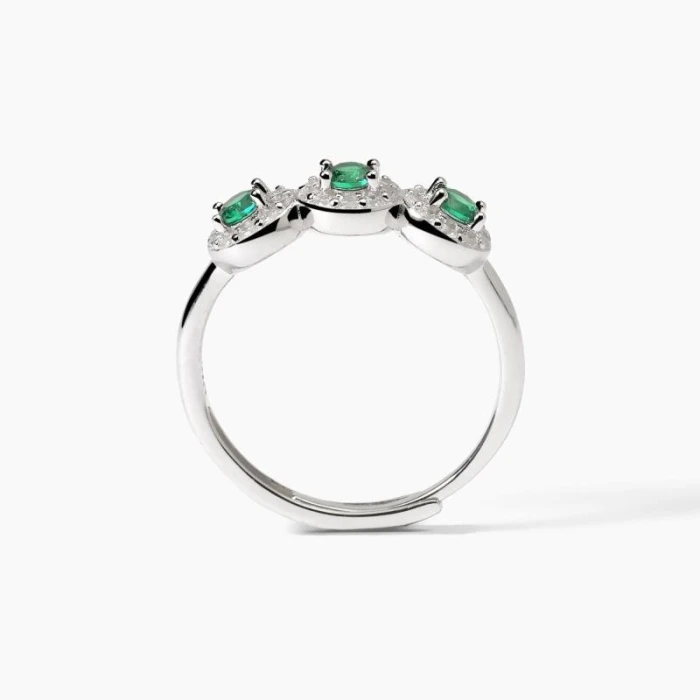 Anillo de plata con esmeraldas sintéticas.