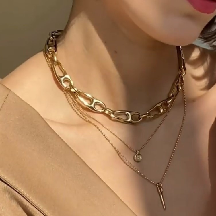 COLLAR DOBLE AGUJA Y BOTON ORO