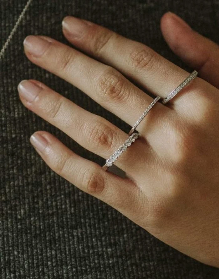 Anillos finos de plata con circonita blanca básico