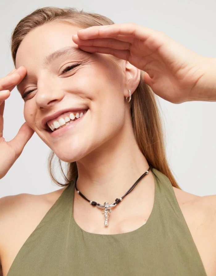 Collar de cuero y libélula bañada en plata de ley