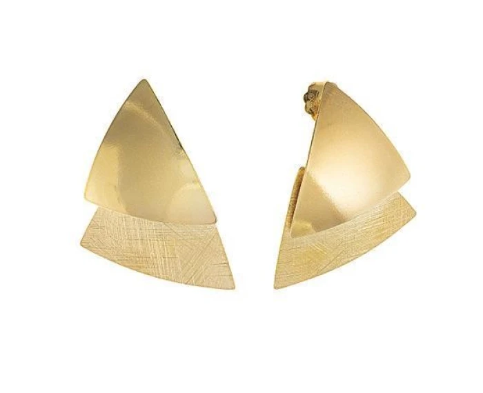 Pendientes de Plata  bañado  oro. Dos triángulos de plata. Unos liso acabado brillo, otro esmerilado, mate. medida 3.5cm