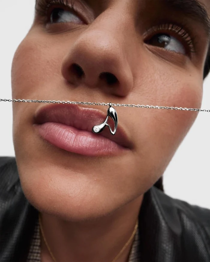 Collar con colgante de plata con la inicial A
