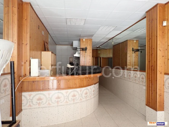 Local comercial de cerca de 40 m2 en buen estado con agradable aspecto.