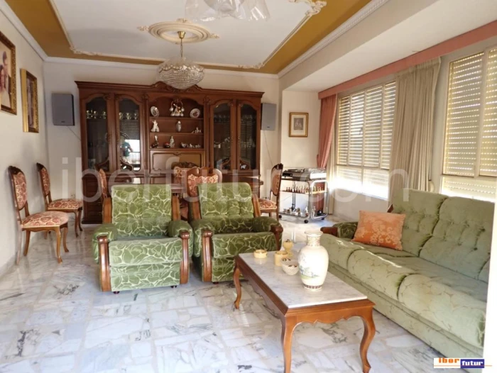 PISO/APARTAMENTO. 135 m2. 4 Dormitorios. Un amplio y cómodo salón con amplios ventanales y balcón.