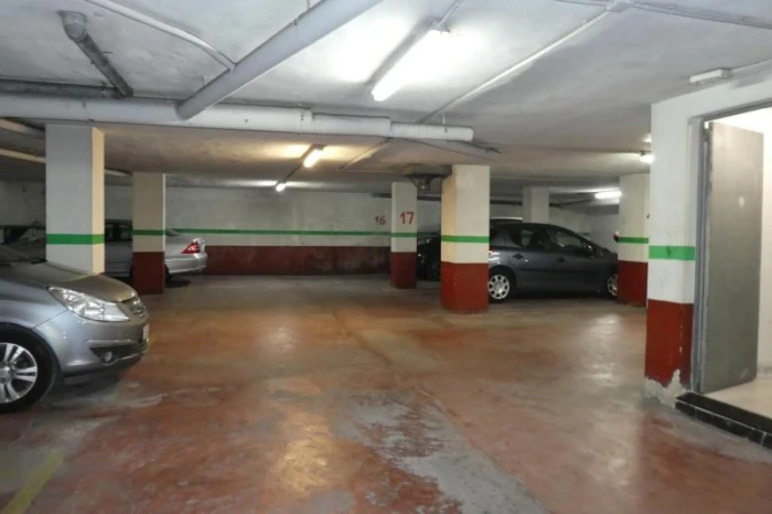 Plaza de parking y trastero