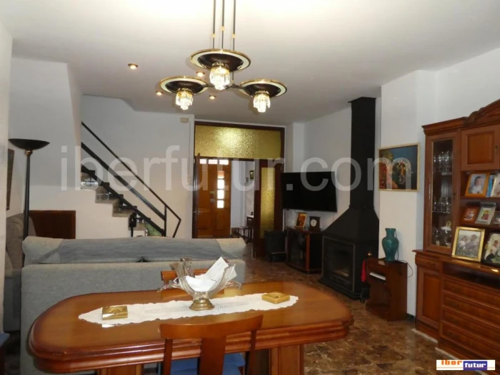 Casa de pueblo en tranquila y típica zona
